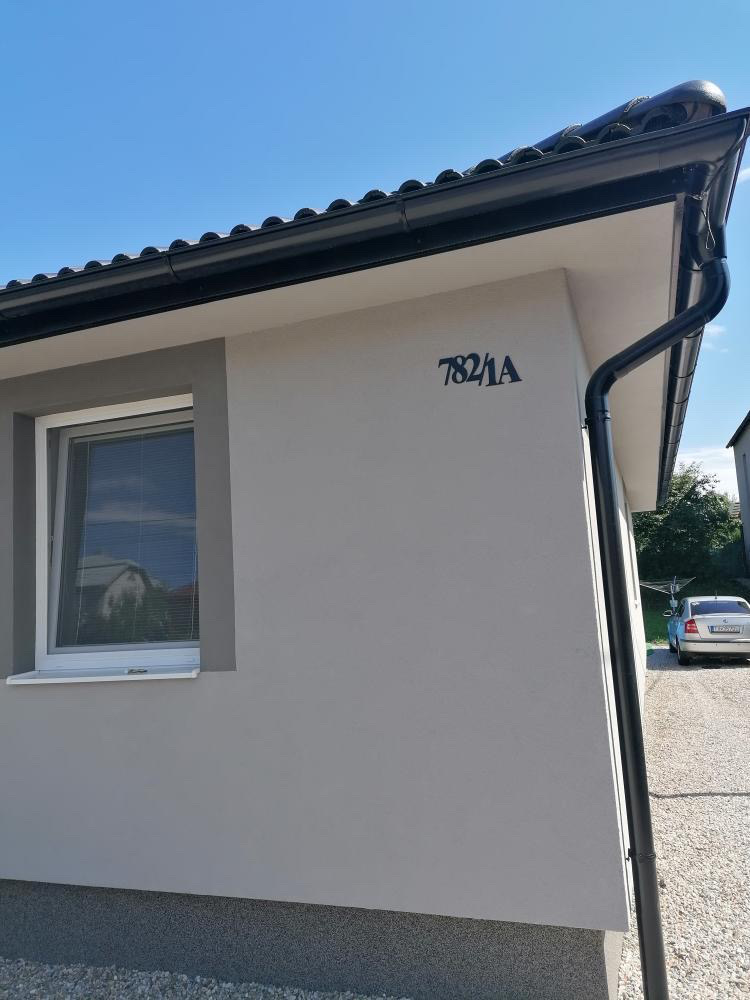 Popisné číslo: Držíme spolu