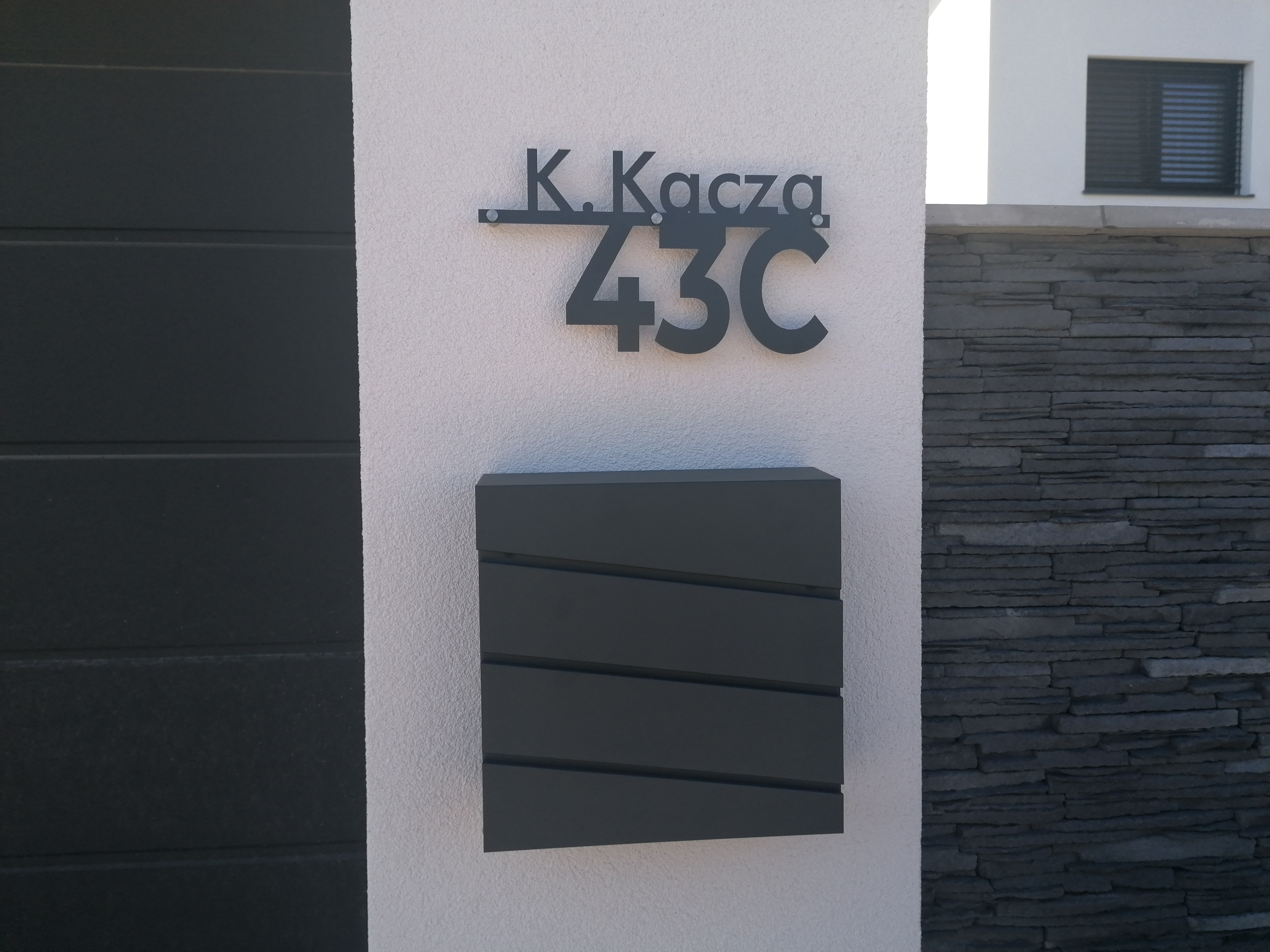 Číslo na dom a poštová schránka na želanie