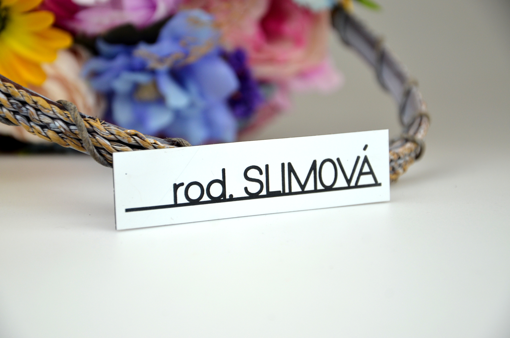 Menovka na dvere alebo poštovú schránku SLIM | Exteriérová plastová menovka (10×2,5cm)