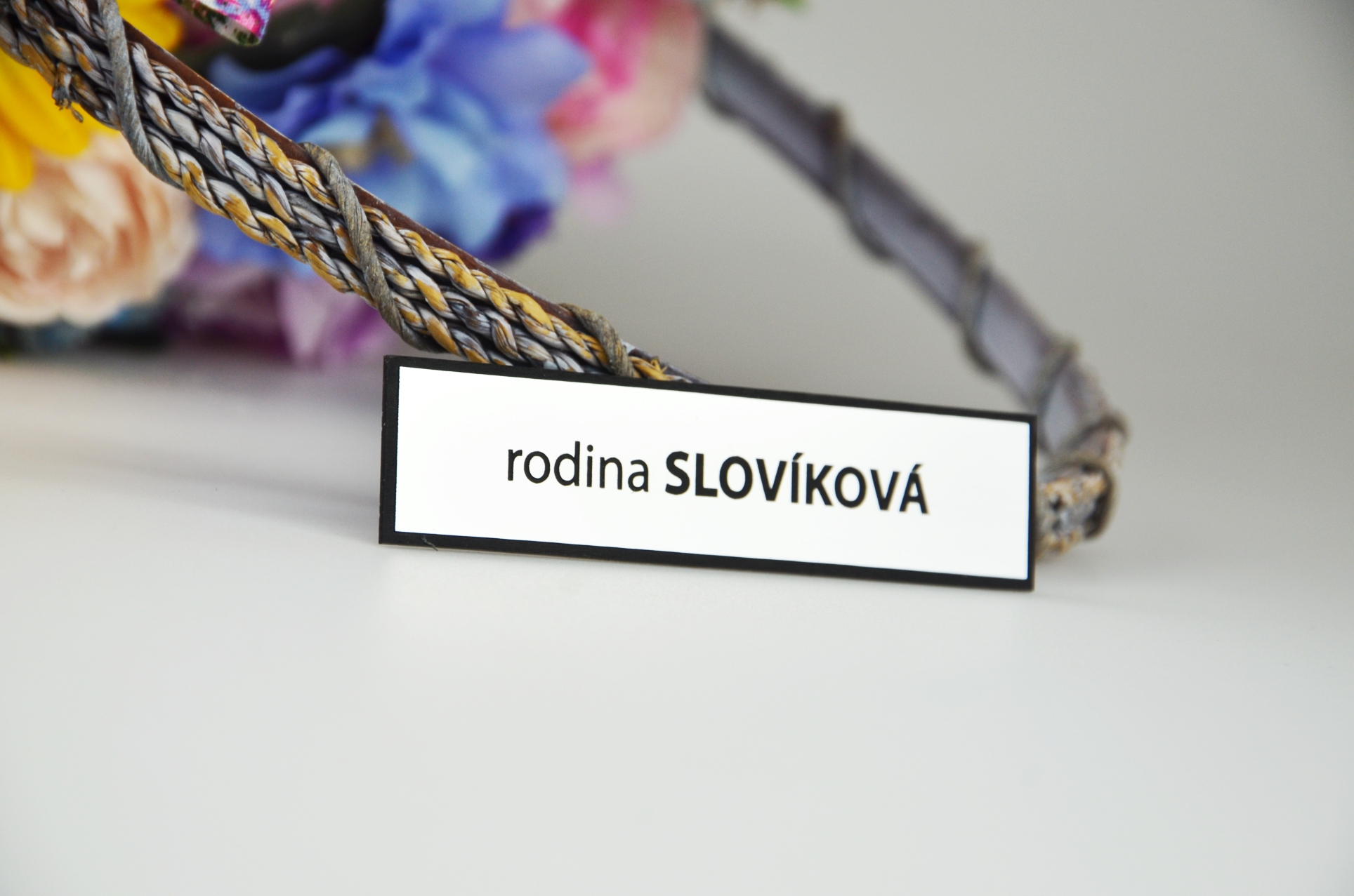 Menovka na dvere alebo poštovú schránku ELEGANT | Exteriérová plastová menovka (10×2,5cm)