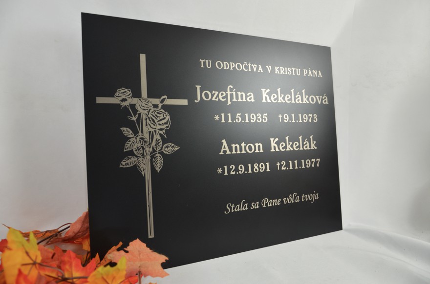 Pamätná tabuľa na náhrobný kameň - s vlastným textom + ozdobným krížikom (50x40cm)